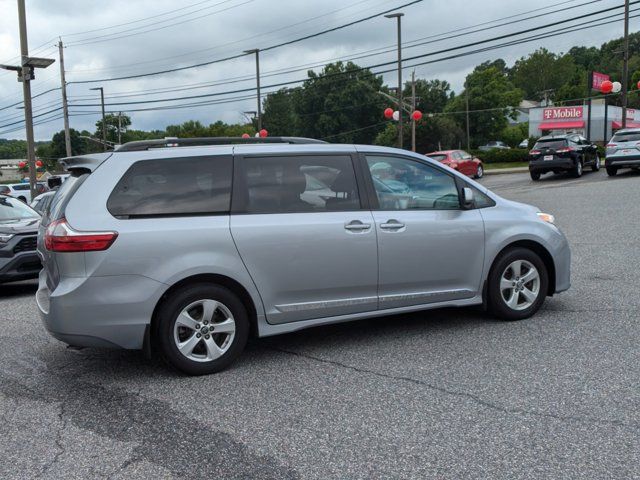 2018 Toyota Sienna LE Auto Access Seat