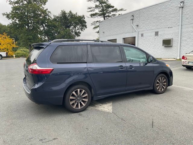 2018 Toyota Sienna LE