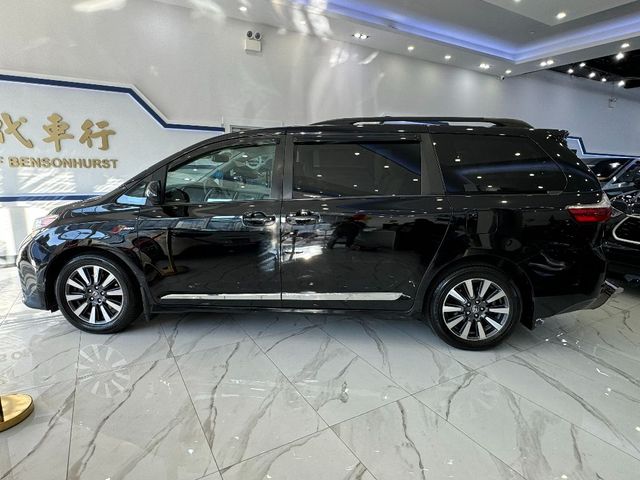 2018 Toyota Sienna LE