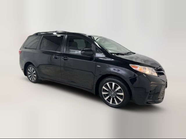 2018 Toyota Sienna LE