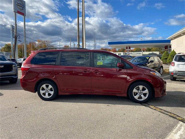 2018 Toyota Sienna LE