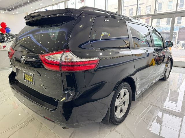 2018 Toyota Sienna LE