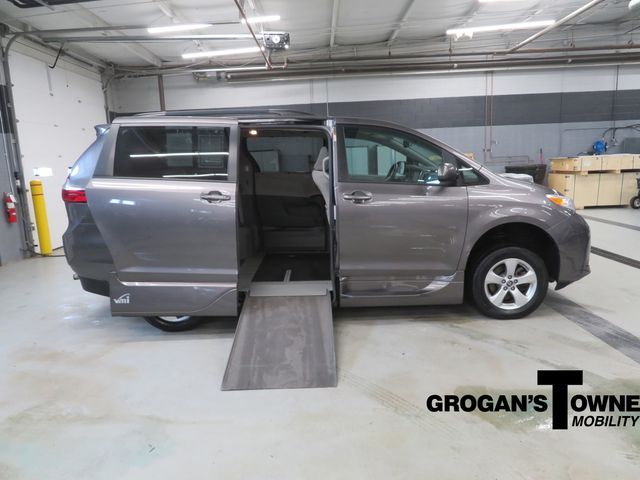 2018 Toyota Sienna LE Mobility