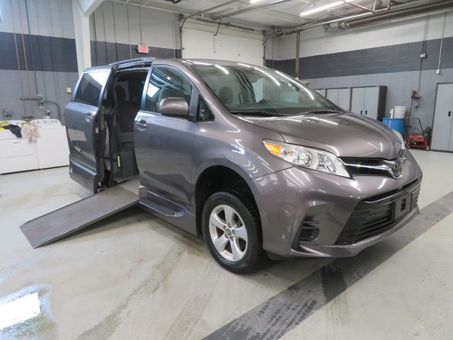 2018 Toyota Sienna LE Mobility