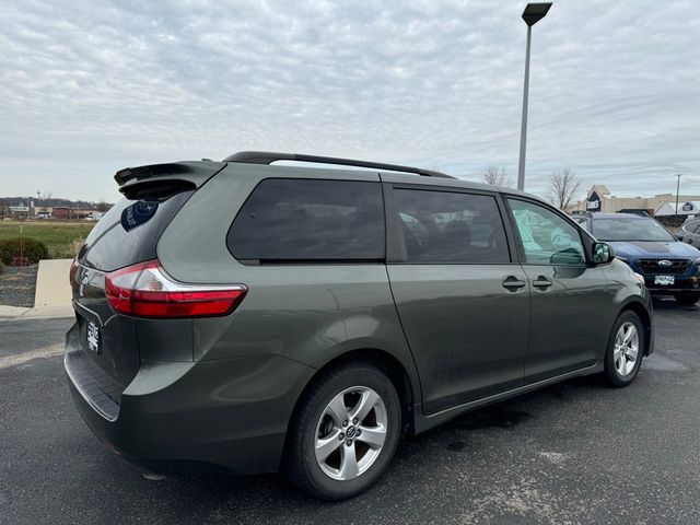 2018 Toyota Sienna LE Auto Access Seat