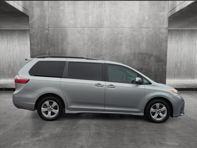 2018 Toyota Sienna LE