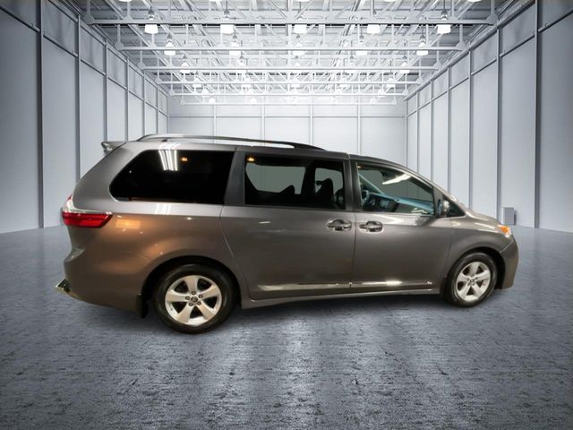 2018 Toyota Sienna LE