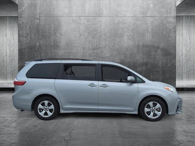 2018 Toyota Sienna LE