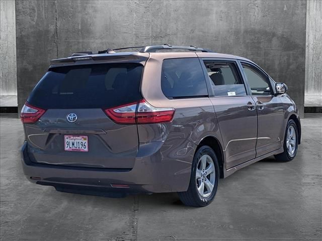 2018 Toyota Sienna LE