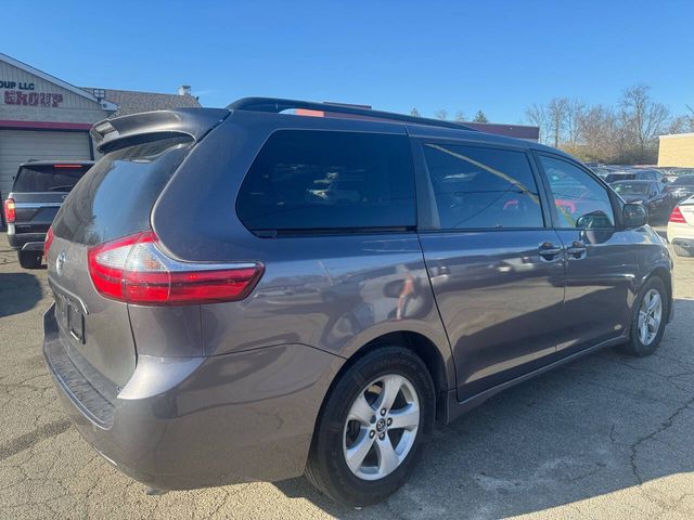 2018 Toyota Sienna LE Auto Access Seat