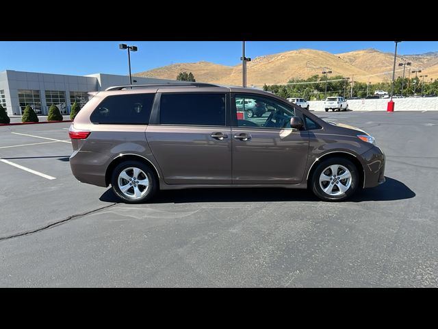 2018 Toyota Sienna LE