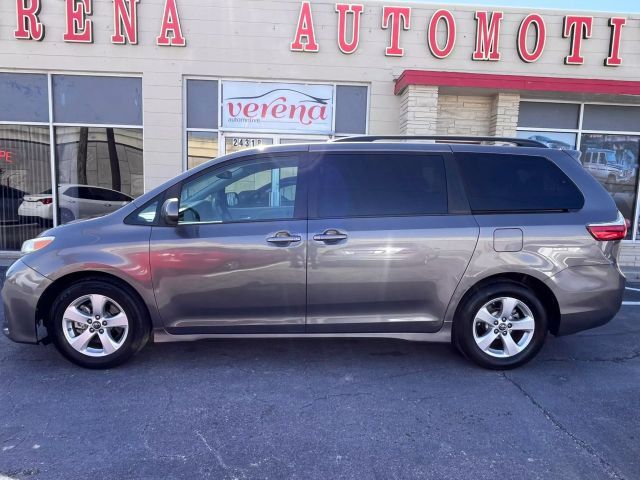 2018 Toyota Sienna LE