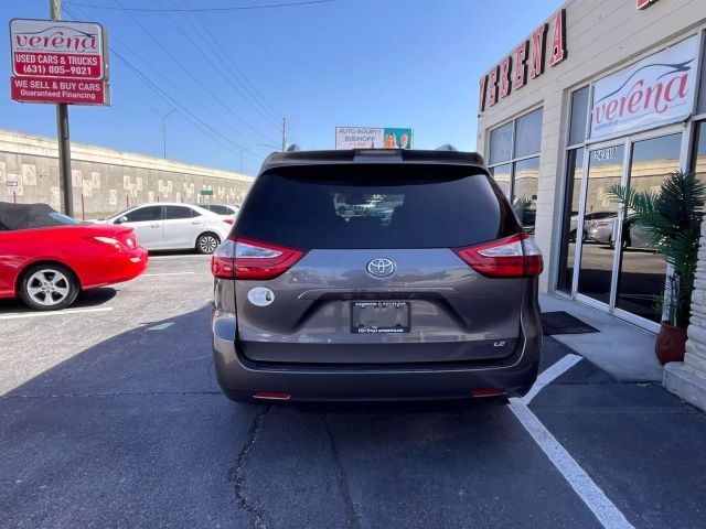 2018 Toyota Sienna LE