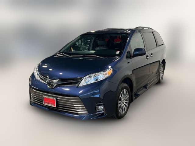 Used 2018 Toyota Sienna Minivan For Sale in Englewood, CO | Auto