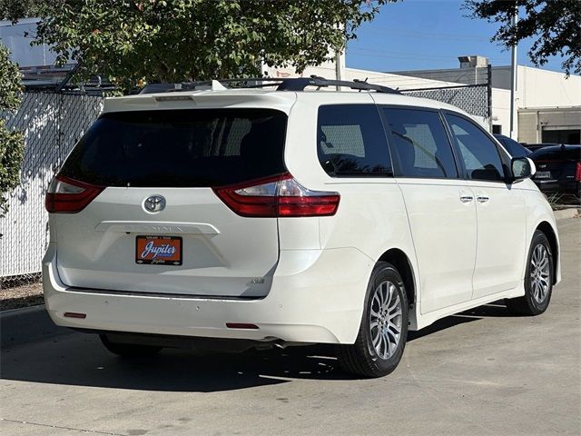 2018 Toyota Sienna XLE