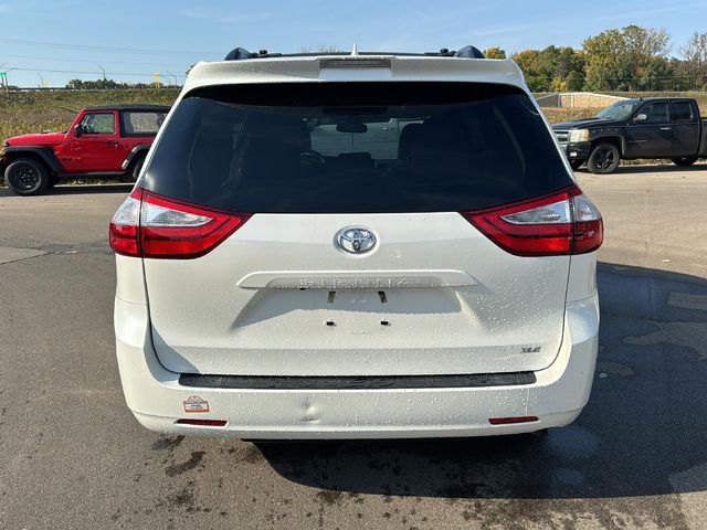 2018 Toyota Sienna XLE