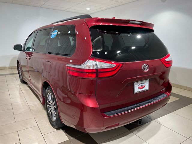 2018 Toyota Sienna XLE Auto Access Seat