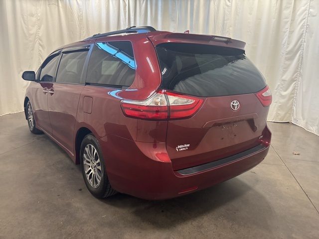 2018 Toyota Sienna XLE