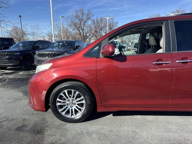 2018 Toyota Sienna XLE