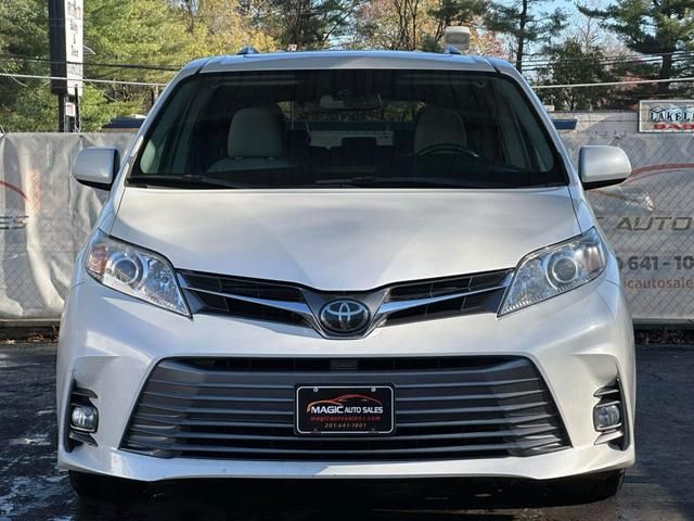 2018 Toyota Sienna XLE