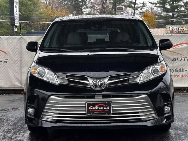 2018 Toyota Sienna XLE