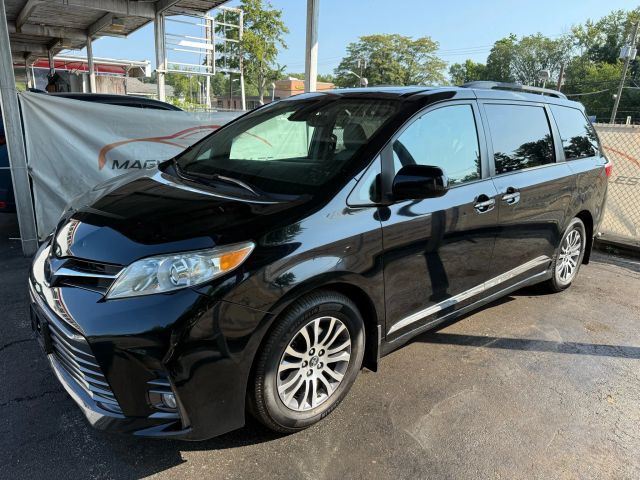 Used 2018 Toyota Sienna XLE Premium Minivan For Sale in Brooklyn