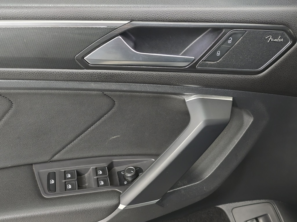 Vehicle image 25 of 33