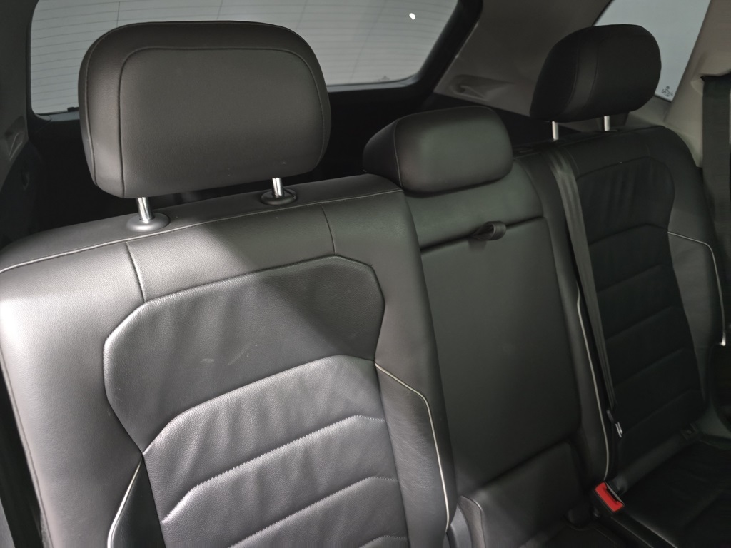 Vehicle image 21 of 33