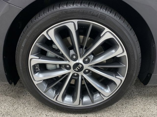 2019 Kia Cadenza Technology