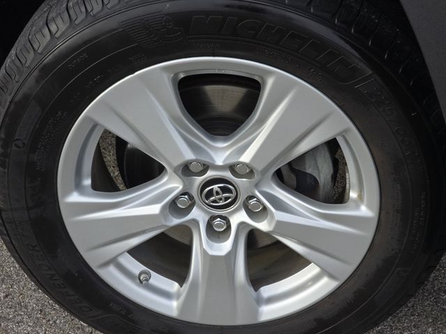 Vehicle image 21 of 33