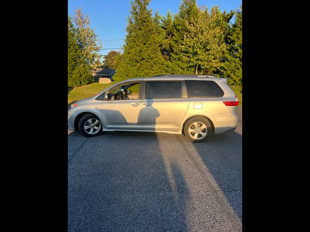 2019 Toyota Sienna LE