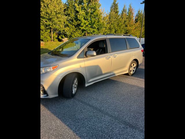 2019 Toyota Sienna LE