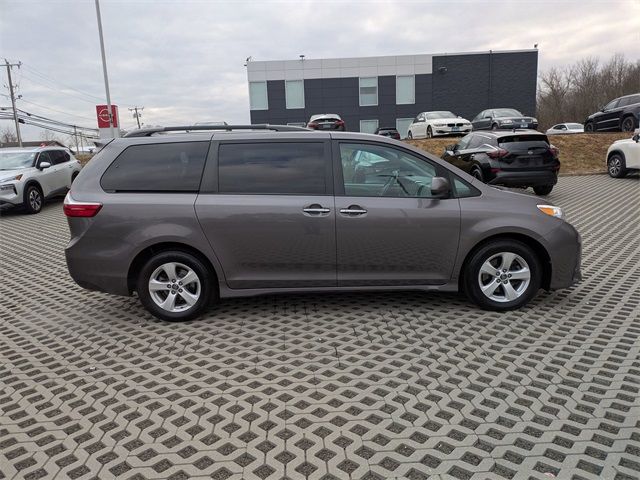 2019 Toyota Sienna LE