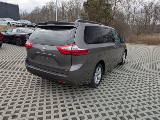 2019 Toyota Sienna LE