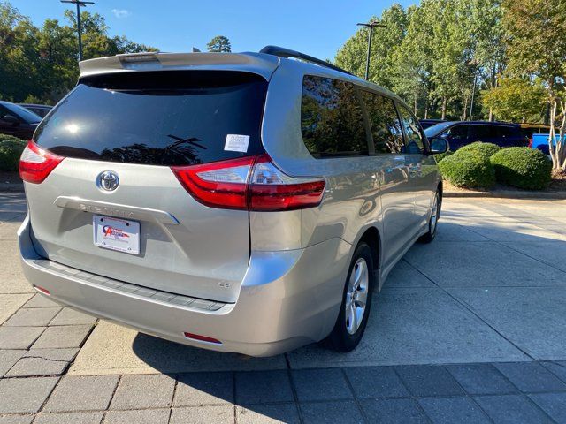 2019 Toyota Sienna LE Auto Access Seat