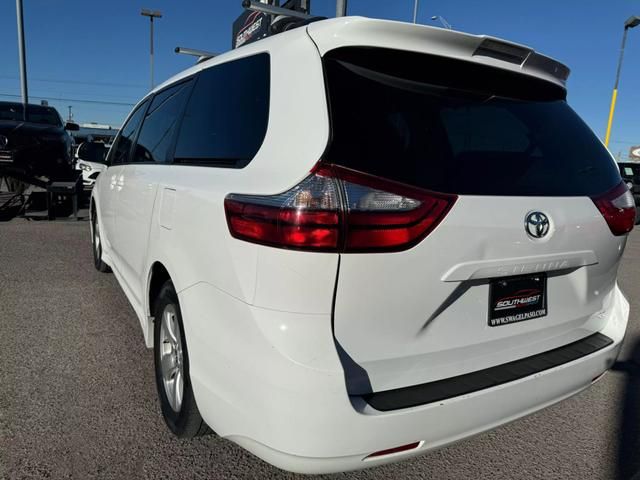 2019 Toyota Sienna LE