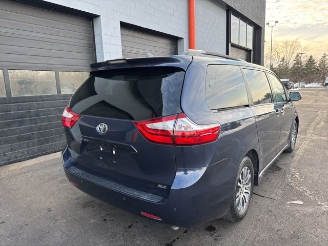 2019 Toyota Sienna XLE Auto Access Seat