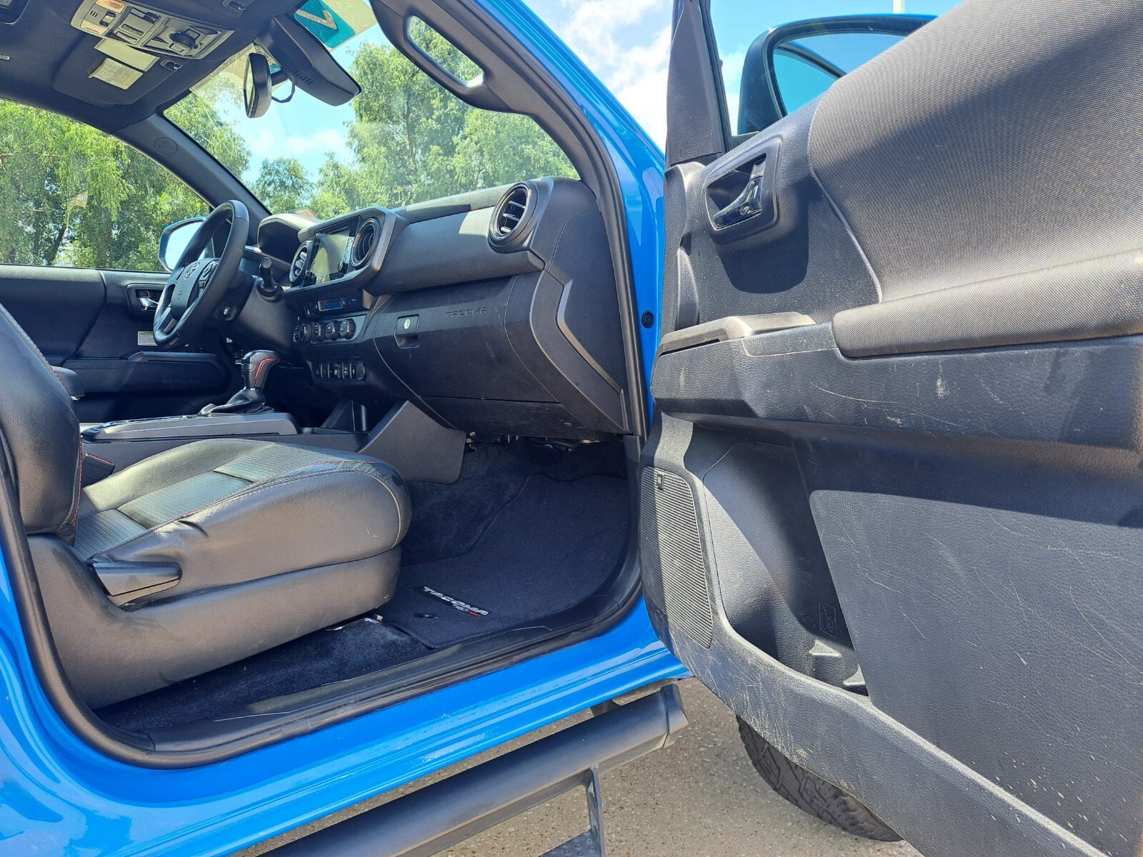 Vehicle image 25 of 34