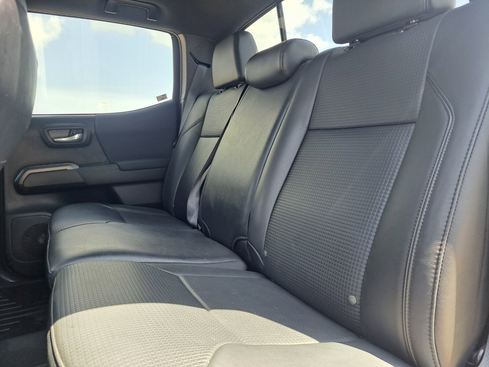 Vehicle image 22 of 34
