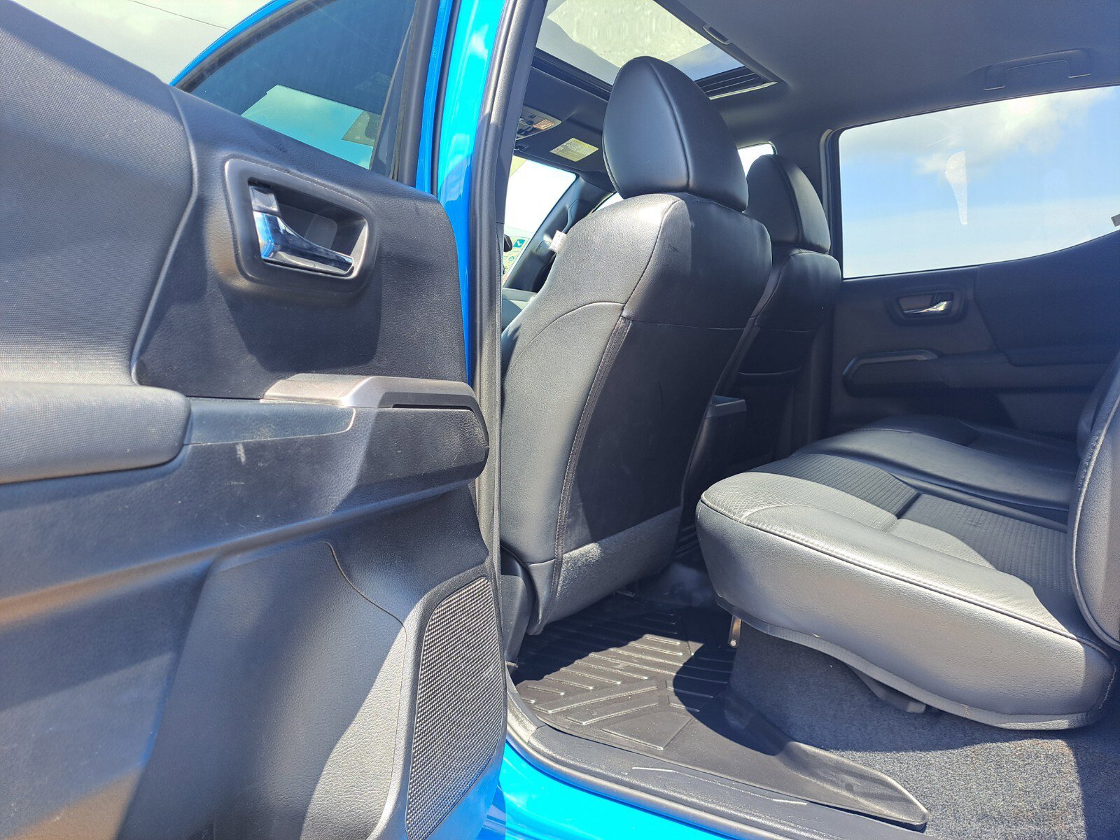 Vehicle image 21 of 34
