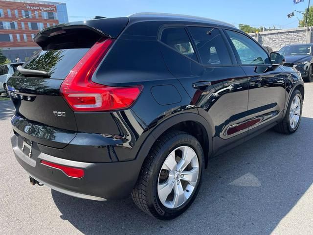 2019 Volvo XC40 Momentum