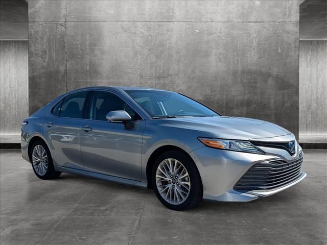 2020 Toyota Camry Hybrid XLE