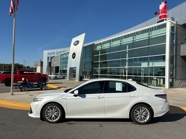 2020 Toyota Camry Hybrid XLE