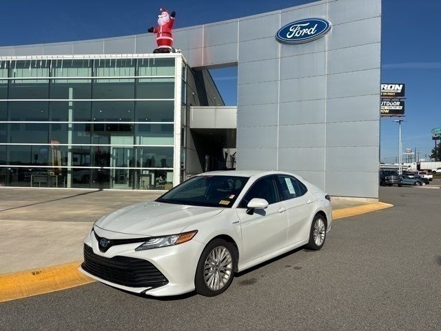 2020 Toyota Camry Hybrid XLE