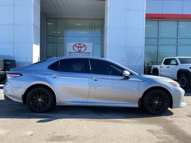 2020 Toyota Camry Hybrid XLE