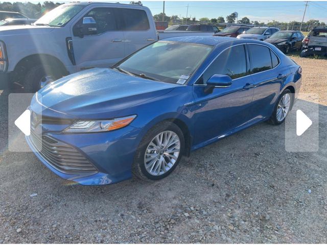 2020 Toyota Camry Hybrid XLE