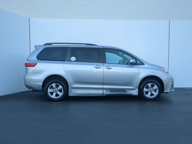 2020 Toyota Sienna LE Auto Access Seat