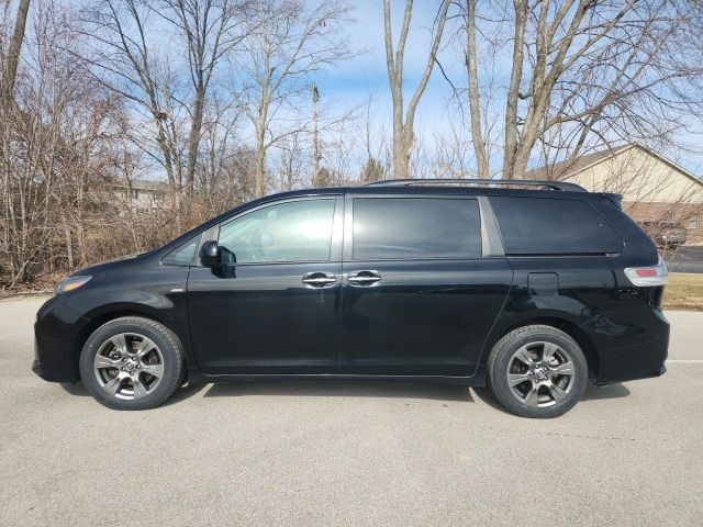 2020 Toyota Sienna SE