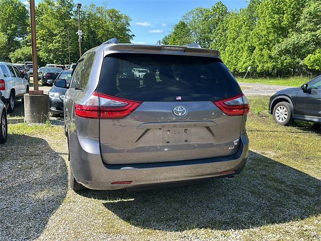 2020 Toyota Sienna XLE