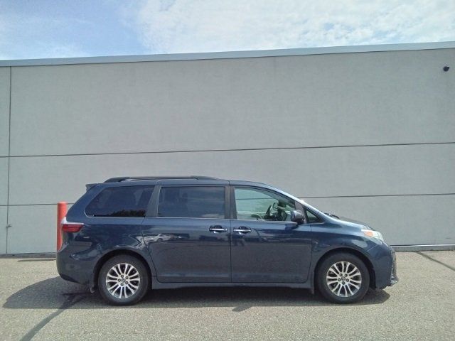 2020 Toyota Sienna XLE